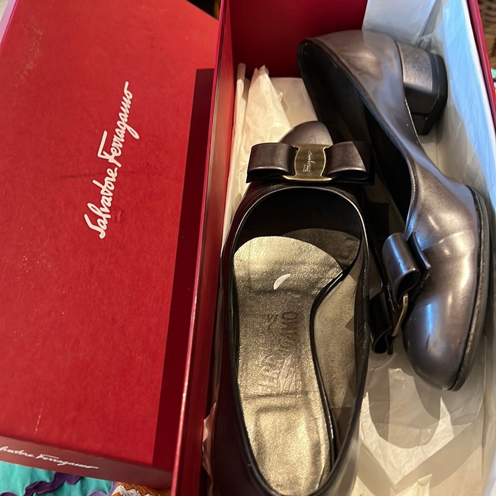 Salvatore Ferragamo grey women’s pumps size 6B